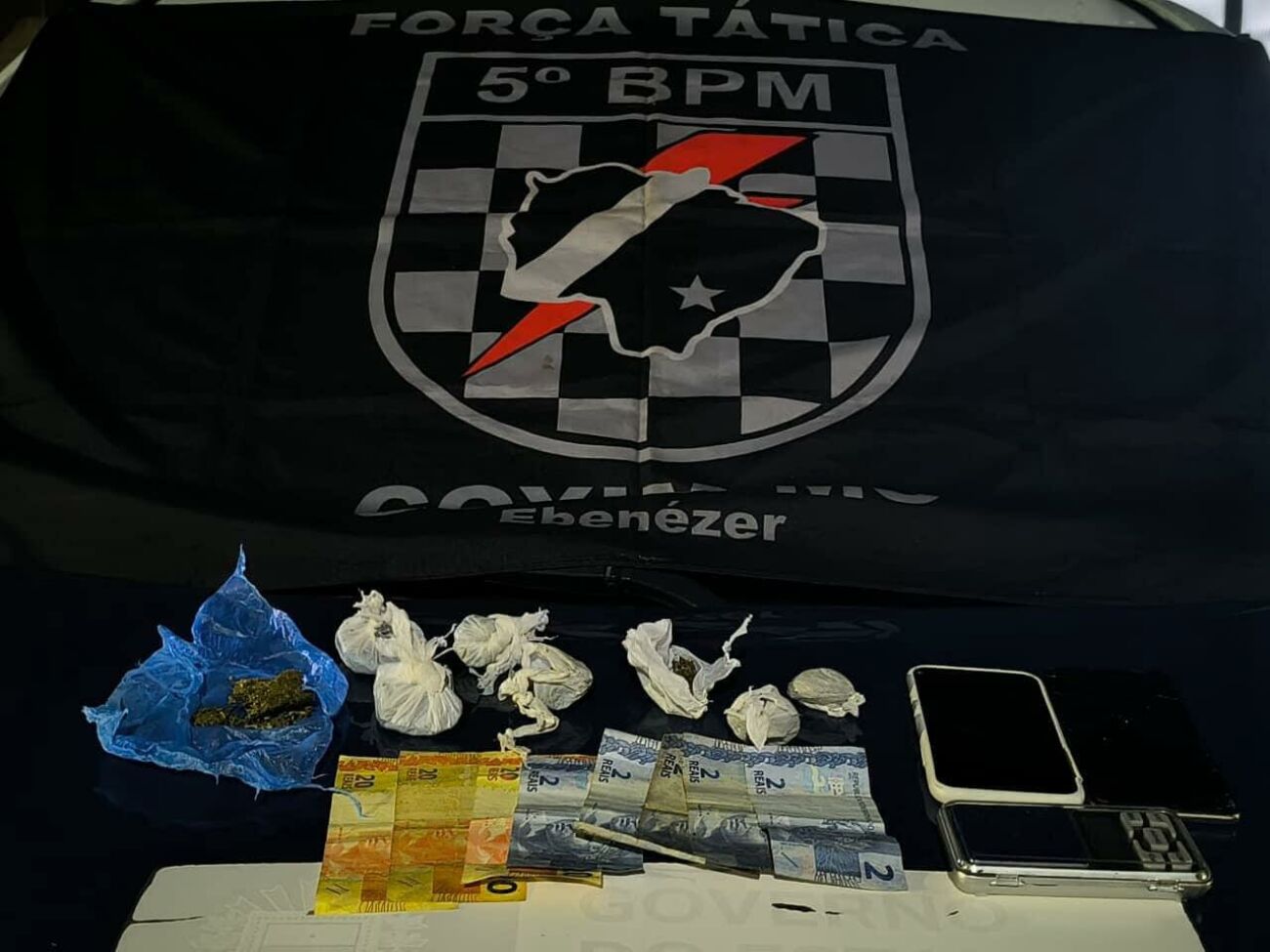 Ilustração da notícia Homem confessa gerenciar boca de fumo e é preso pela PM após perseguição em Rio Verde de MT da MS Todo dia